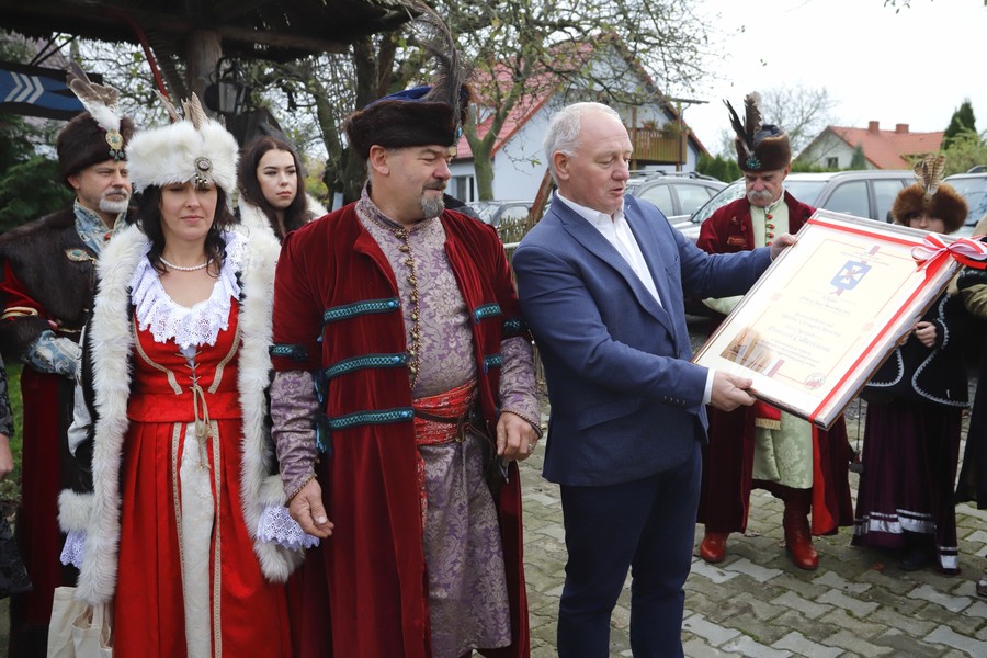 Wizyta marszałka Piotra Całbeckiego w ostoi Chorągwi Husarskiej Województwa Kujawsko-Pomorskiego w Watorowie, fot. Mikołaj Kuras