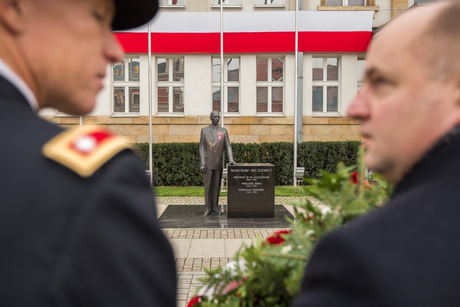 Ceremonia złożenia kwiatów pod pomnikiem Władysława Raczkiewicza, fot. Szymon Zdziebło/tarantoga.pl dla UMWKP
