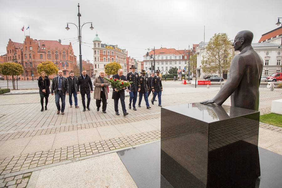 Ceremonia złożenia kwiatów pod pomnikiem Władysława Raczkiewicza, fot. Szymon Zdziebło/tarantoga.pl dla UMWKP