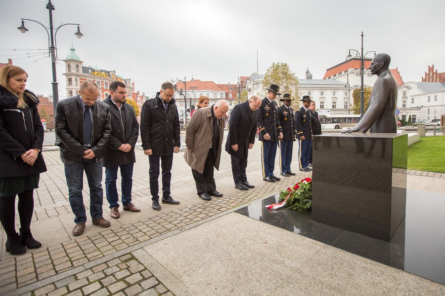 Ceremonia złożenia kwiatów pod pomnikiem Władysława Raczkiewicza, fot. Szymon Zdziebło/tarantoga.pl dla UMWKP