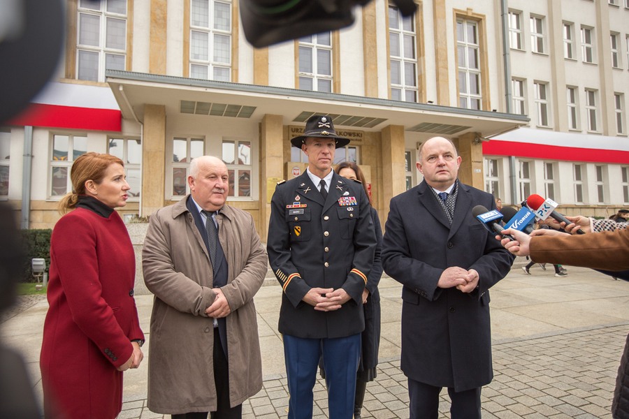 Ceremonia złożenia kwiatów pod pomnikiem Władysława Raczkiewicza, fot. Szymon Zdziebło/tarantoga.pl dla UMWKP