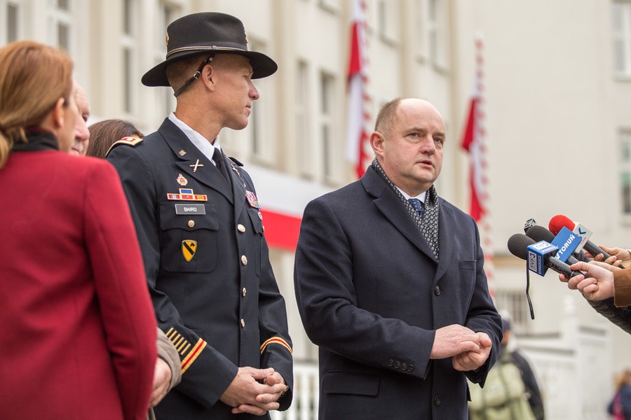 Ceremonia złożenia kwiatów pod pomnikiem Władysława Raczkiewicza, fot. Szymon Zdziebło/tarantoga.pl dla UMWKP