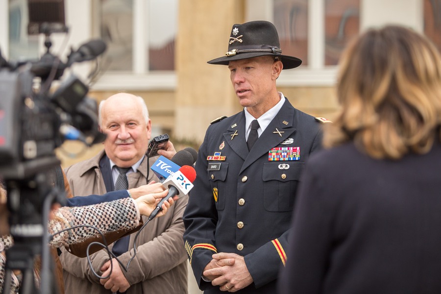 Ceremonia złożenia kwiatów pod pomnikiem Władysława Raczkiewicza, fot. Szymon Zdziebło/tarantoga.pl dla UMWKP