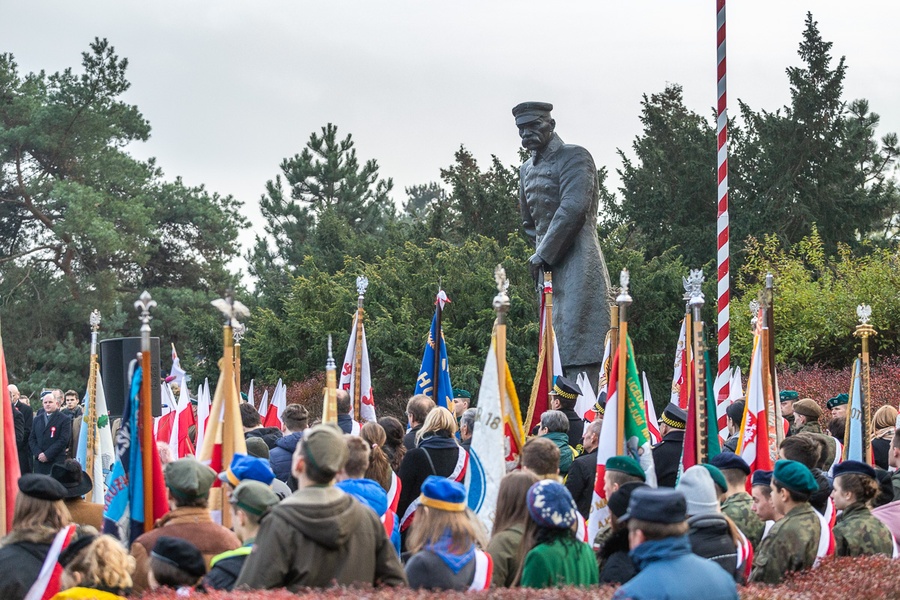 Toruńskie uroczystości 101. rocznicy odzyskania przez Polskę niepodległości, fot. Szymon Zdziebło/tarantoga.pl