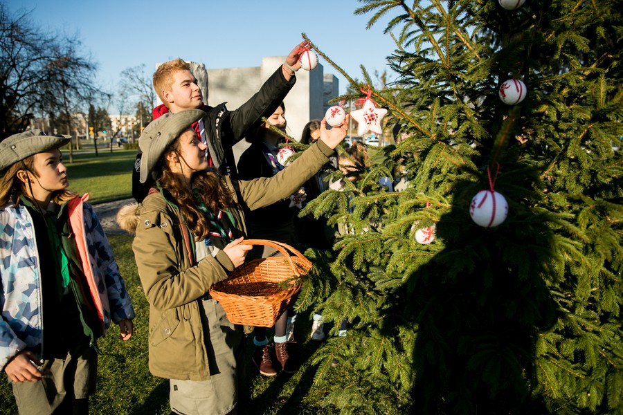 Kolęda dla nieobecnych pod pomnikiem Pamięci Ofiar Zbrodni Pomorskiej 1939, fot. Andrzej Goiński/UMWKP