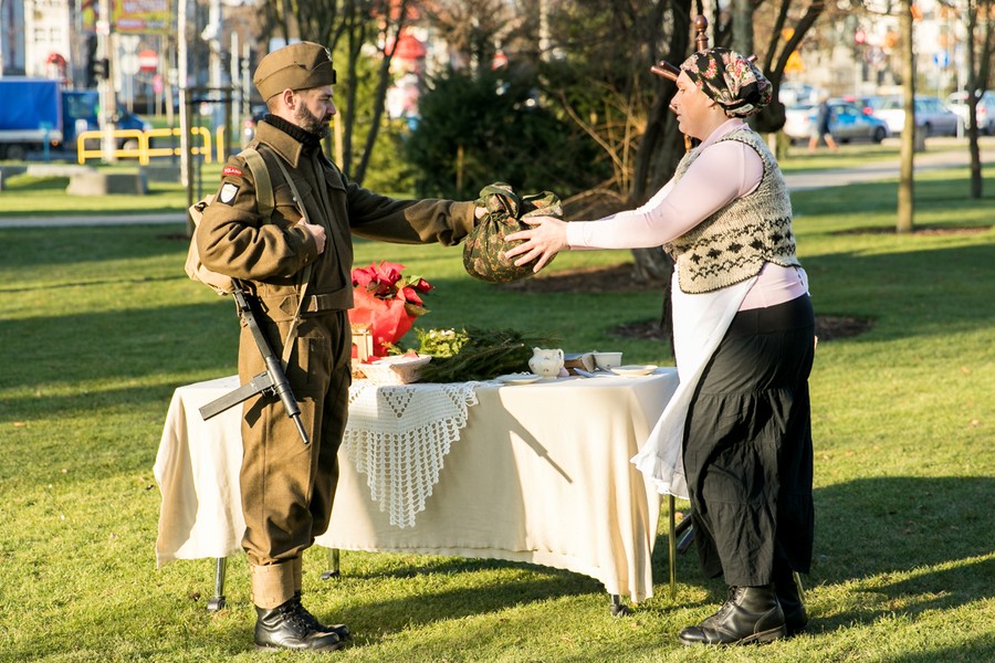 Kolęda dla nieobecnych pod pomnikiem Pamięci Ofiar Zbrodni Pomorskiej 1939, fot. Andrzej Goiński/UMWKP