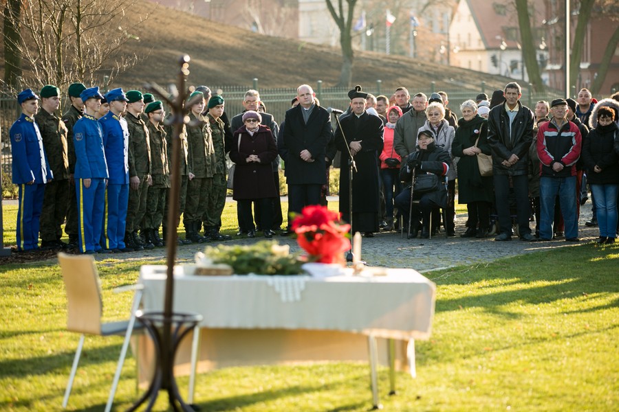 Kolęda dla nieobecnych pod pomnikiem Pamięci Ofiar Zbrodni Pomorskiej 1939, fot. Andrzej Goiński/UMWKP