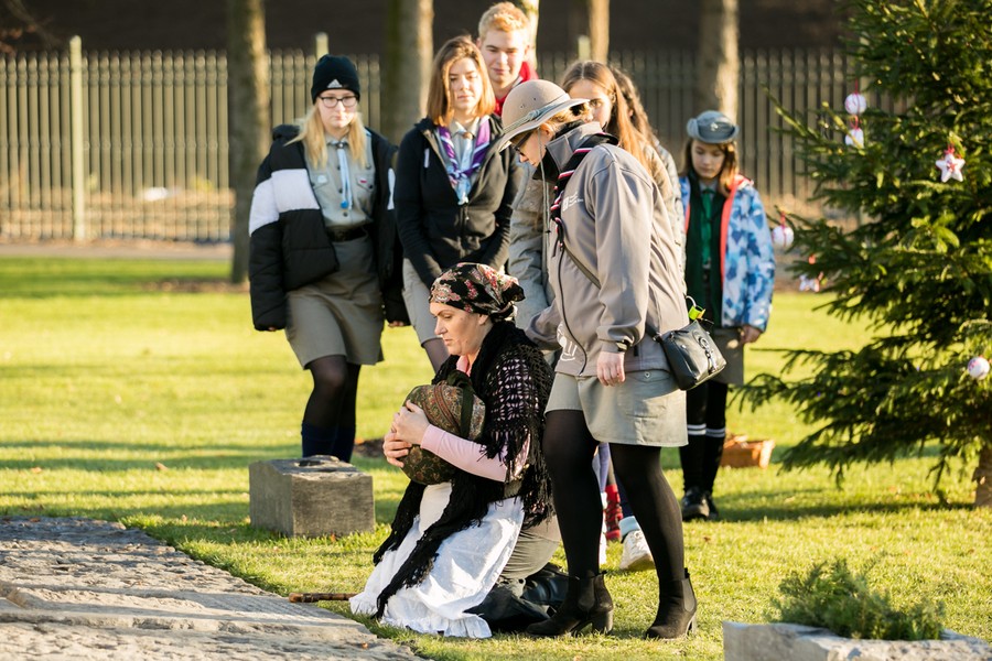 Kolęda dla nieobecnych pod pomnikiem Pamięci Ofiar Zbrodni Pomorskiej 1939, fot. Andrzej Goiński/UMWKP