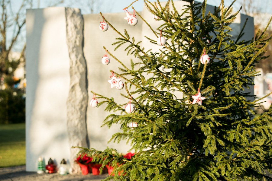 Kolęda dla nieobecnych pod pomnikiem Pamięci Ofiar Zbrodni Pomorskiej 1939, fot. Andrzej Goiński/UMWKP
