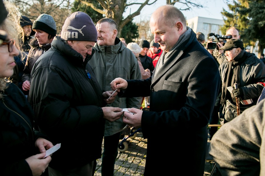 Kolęda dla nieobecnych pod pomnikiem Pamięci Ofiar Zbrodni Pomorskiej 1939, fot. Andrzej Goiński/UMWKP