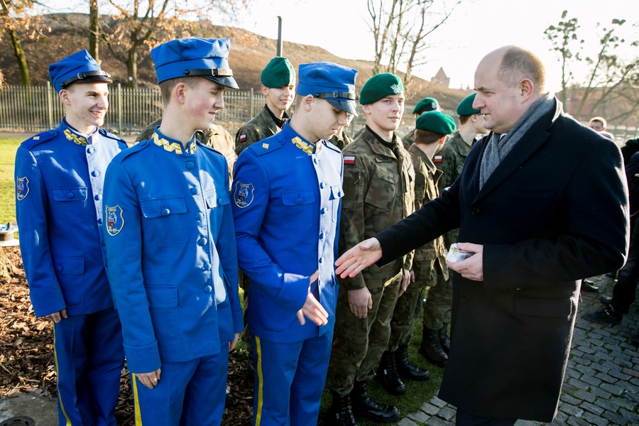 Kolęda dla nieobecnych pod pomnikiem Pamięci Ofiar Zbrodni Pomorskiej 1939, fot. Andrzej Goiński/UMWKP