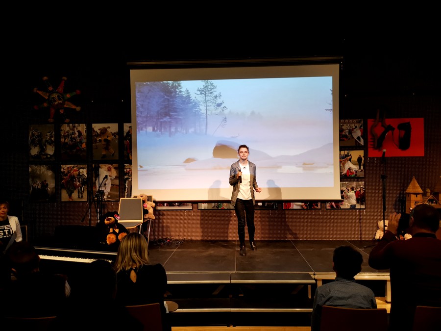 VII Wojewódzki Festiwal Kolęd i Pastorałek - występ Karoliny, fot. KPSOSW im. J. Korczaka w Toruniu