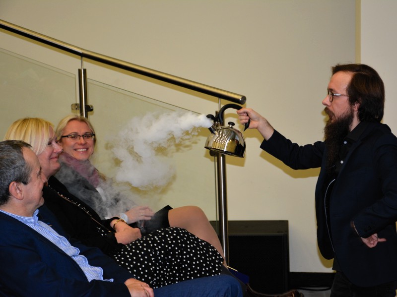 Łukasz Sporny podczas wystąpienia