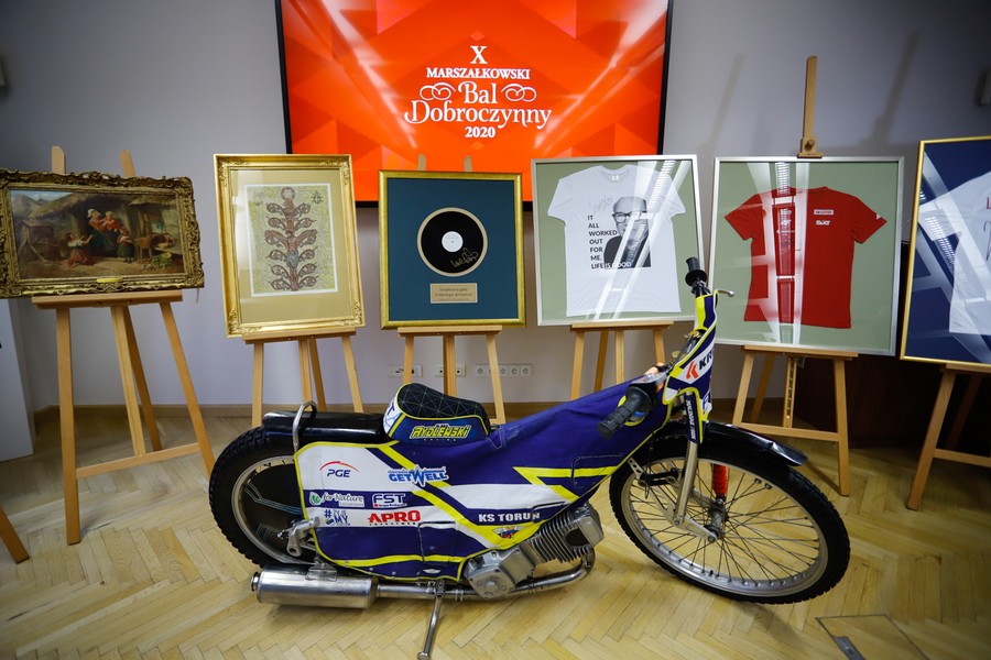 Przedmioty, które znalazły się na balowej aukcji charytatywnej, fot. Mikołaj Kuras