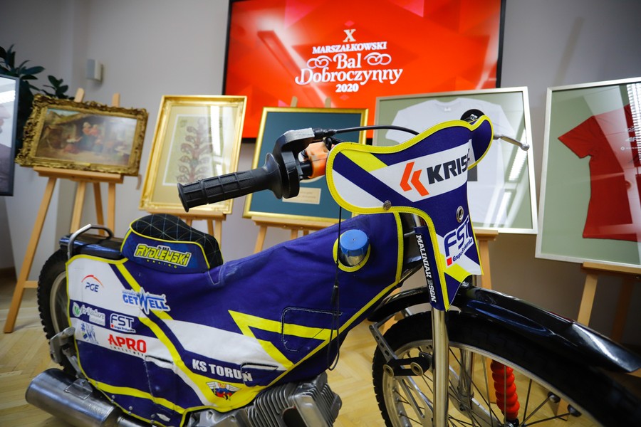 Przedmioty, które znalazły się na balowej aukcji charytatywnej, fot. Mikołaj Kuras