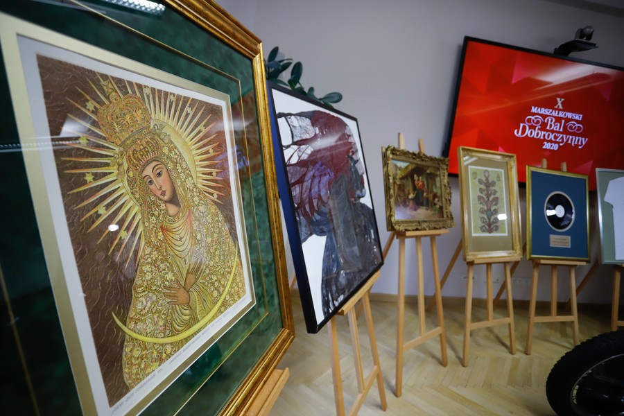 Przedmioty, które znalazły się na balowej aukcji charytatywnej, fot. Mikołaj Kuras