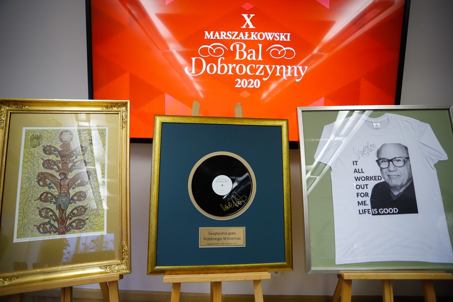 Przedmioty, które znalazły się na balowej aukcji charytatywnej, fot. Mikołaj Kuras