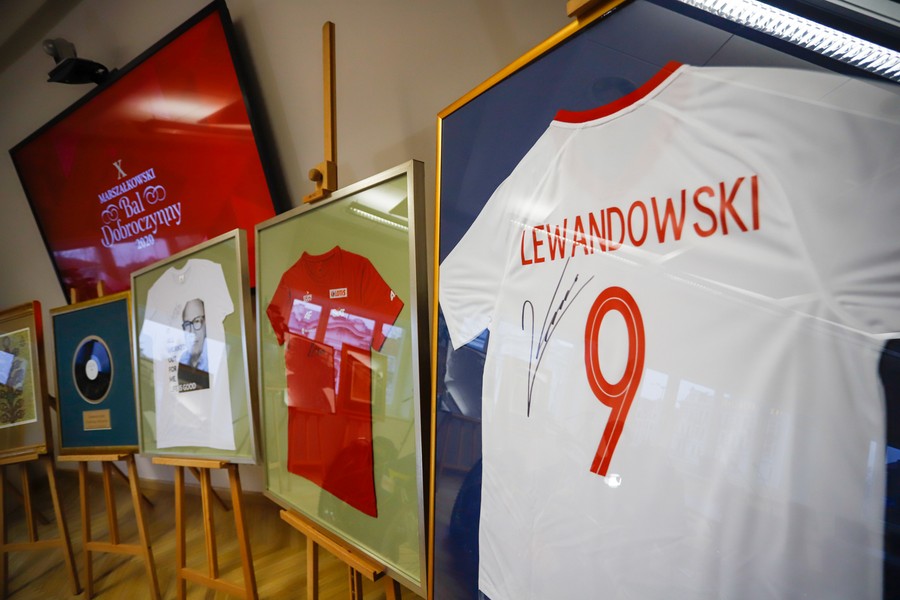 Przedmioty, które znalazły się na balowej aukcji charytatywnej, fot. Mikołaj Kuras