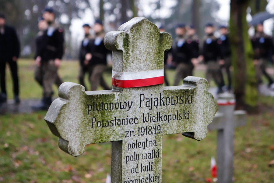 Ceremonia przy grobie plutonowego Pająkowskiego, fot. Mikołaj Kuras dla UMWKP
