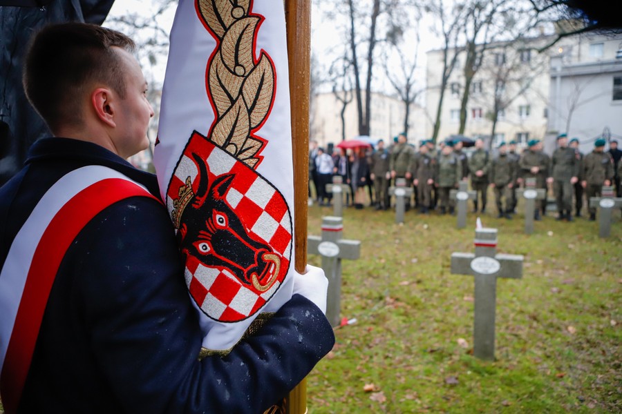 Ceremonia przy grobie plutonowego Pająkowskiego, fot. Mikołaj Kuras dla UMWKP