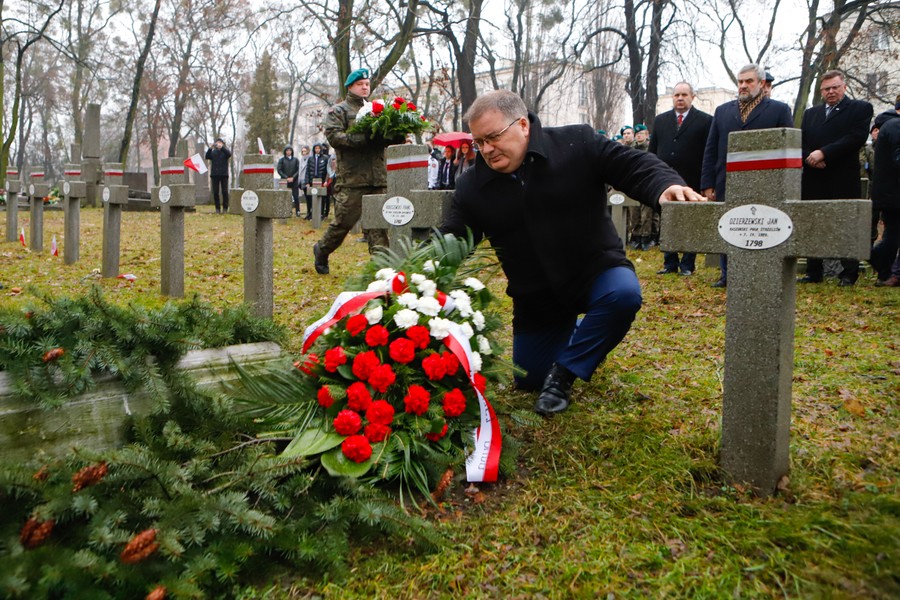 Ceremonia przy grobie plutonowego Pająkowskiego, fot. Mikołaj Kuras dla UMWKP