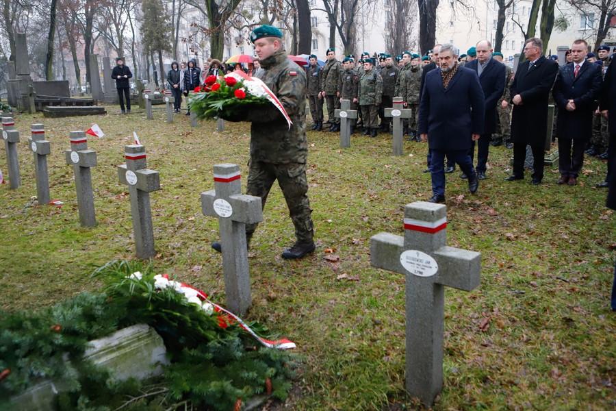 Ceremonia przy grobie plutonowego Pająkowskiego, fot. Mikołaj Kuras dla UMWKP