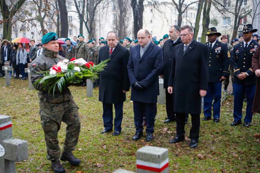 Ceremonia przy grobie plutonowego Pająkowskiego, fot. Mikołaj Kuras dla UMWKP