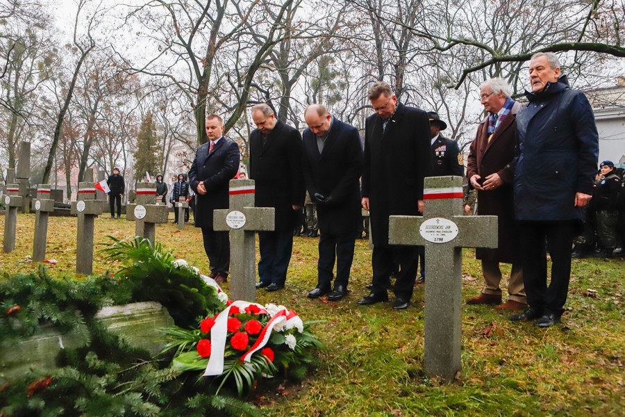 Ceremonia przy grobie plutonowego Pająkowskiego, fot. Mikołaj Kuras dla UMWKP