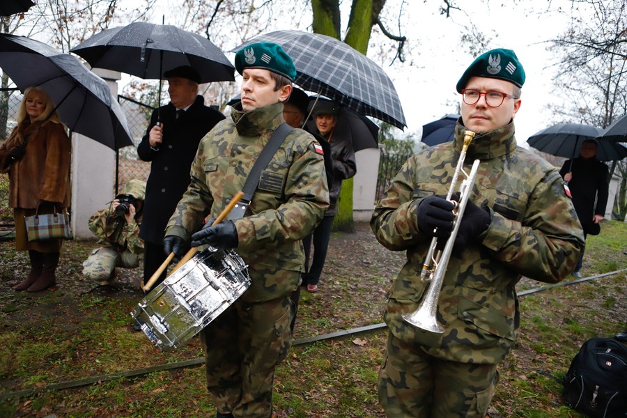 Ceremonia przy grobie plutonowego Pająkowskiego, fot. Mikołaj Kuras dla UMWKP