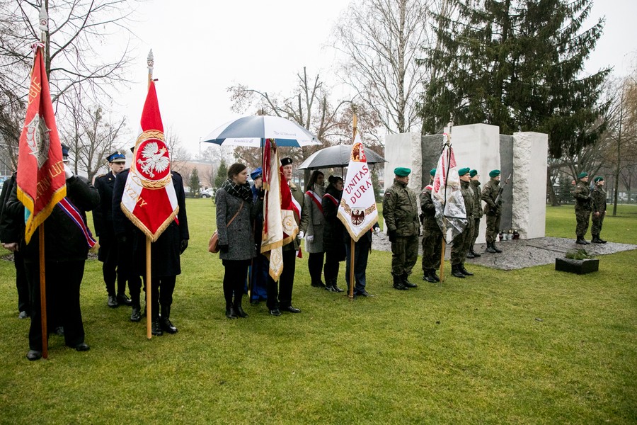 Ceremonia złożenia kwiatów pod pomnikiem Pamięci Ofiar Zbrodni Pomorskiej 1939, fot. Andrzej Goiński/UMWKP