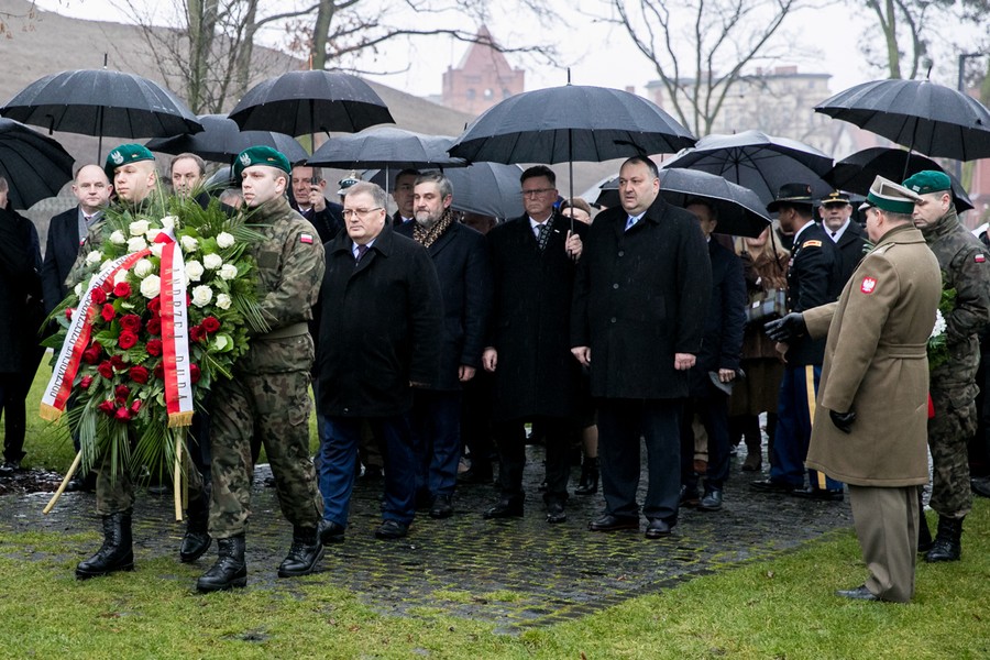 Ceremonia złożenia kwiatów pod pomnikiem Pamięci Ofiar Zbrodni Pomorskiej 1939, fot. Andrzej Goiński/UMWKP