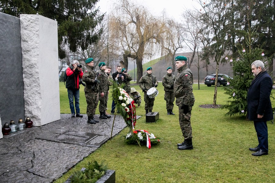 Ceremonia złożenia kwiatów pod pomnikiem Pamięci Ofiar Zbrodni Pomorskiej 1939, fot. Andrzej Goiński/UMWKP
