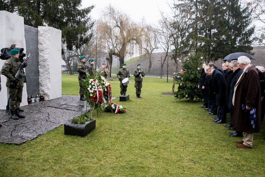 Ceremonia złożenia kwiatów pod pomnikiem Pamięci Ofiar Zbrodni Pomorskiej 1939, fot. Andrzej Goiński/UMWKP