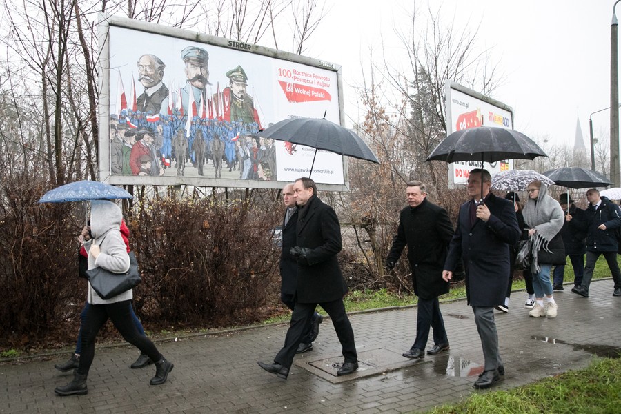 Złożenie kwiatów pod pomnikiem gen. Józefa Hallera i przemarsz ulicami św. Katarzyny, Szeroką i Żeglarską do Katedry śś. Janów, fot. Andrzej Goiński/UMWKP