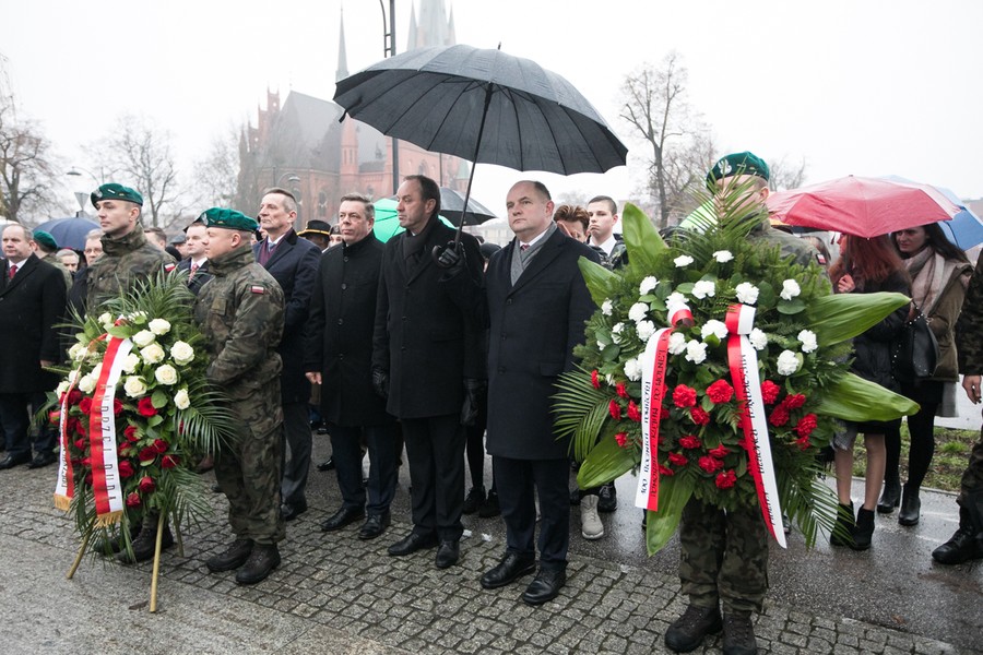 Złożenie kwiatów pod pomnikiem gen. Józefa Hallera i przemarsz ulicami św. Katarzyny, Szeroką i Żeglarską do Katedry śś. Janów, fot. Andrzej Goiński/UMWKP