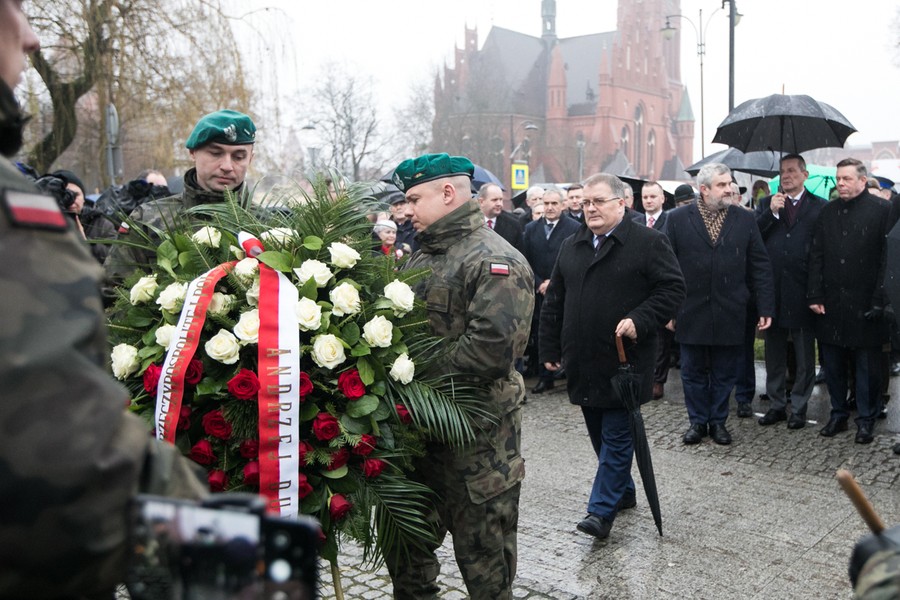 Złożenie kwiatów pod pomnikiem gen. Józefa Hallera i przemarsz ulicami św. Katarzyny, Szeroką i Żeglarską do Katedry śś. Janów, fot. Andrzej Goiński/UMWKP