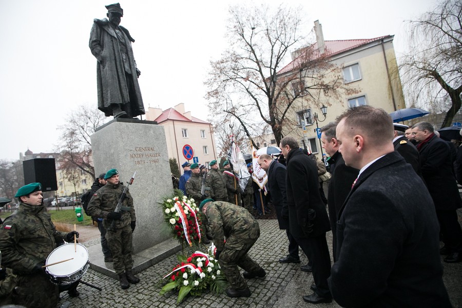 Złożenie kwiatów pod pomnikiem gen. Józefa Hallera i przemarsz ulicami św. Katarzyny, Szeroką i Żeglarską do Katedry śś. Janów, fot. Andrzej Goiński/UMWKP