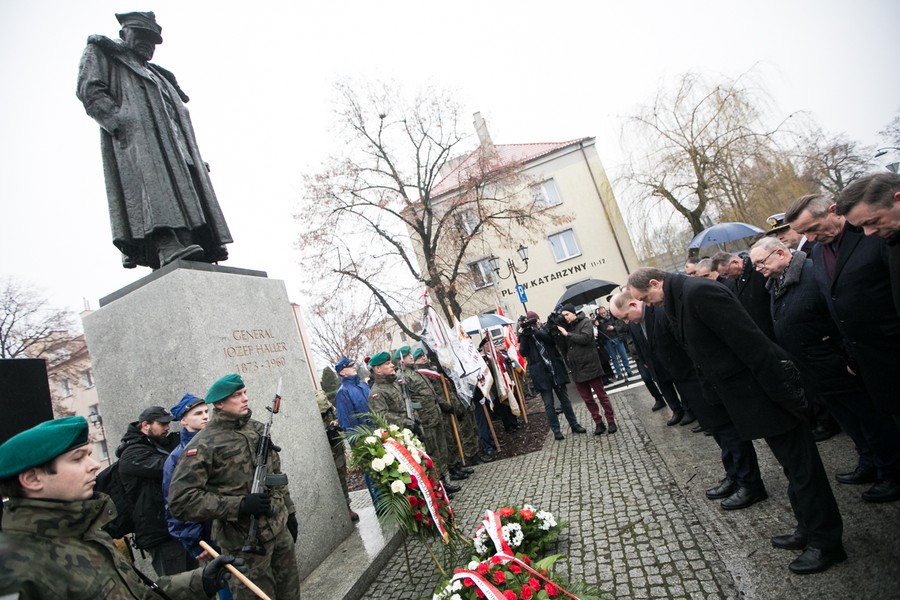 Złożenie kwiatów pod pomnikiem gen. Józefa Hallera i przemarsz ulicami św. Katarzyny, Szeroką i Żeglarską do Katedry śś. Janów, fot. Andrzej Goiński/UMWKP