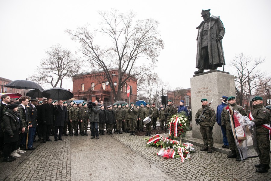 Złożenie kwiatów pod pomnikiem gen. Józefa Hallera i przemarsz ulicami św. Katarzyny, Szeroką i Żeglarską do Katedry śś. Janów, fot. Andrzej Goiński/UMWKP