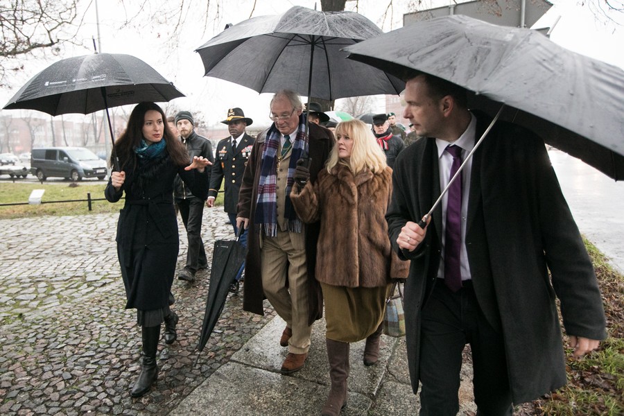 Złożenie kwiatów pod pomnikiem gen. Józefa Hallera i przemarsz ulicami św. Katarzyny, Szeroką i Żeglarską do Katedry śś. Janów, fot. Andrzej Goiński/UMWKP