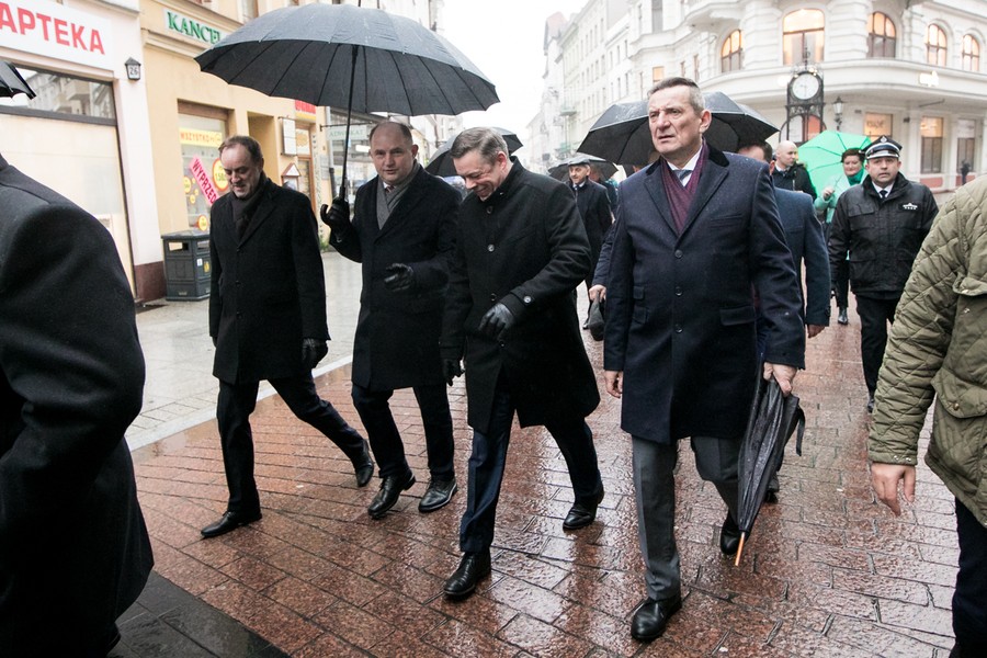 Złożenie kwiatów pod pomnikiem gen. Józefa Hallera i przemarsz ulicami św. Katarzyny, Szeroką i Żeglarską do Katedry śś. Janów, fot. Andrzej Goiński/UMWKP