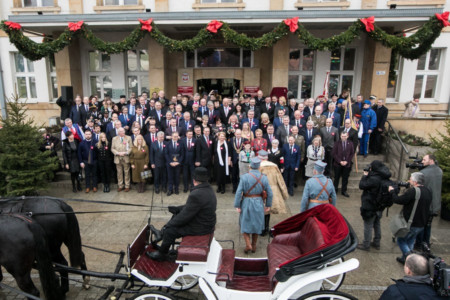Pamiątkowe zdjęcie uczestników uroczystego posiedzenia sejmików województw pomorskiego i kujawsko-pomorskiego, fot. Andrzej Goiński/UMWKP