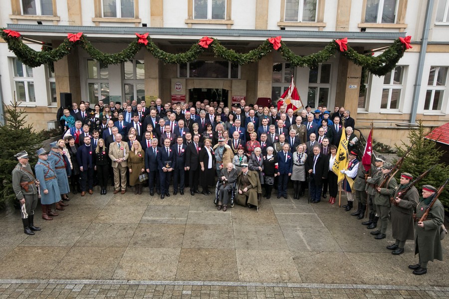 Pamiątkowe zdjęcie uczestników uroczystego posiedzenia sejmików województw pomorskiego i kujawsko-pomorskiego, fot. Andrzej Goiński/UMWKP