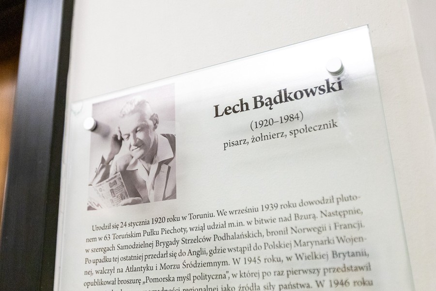 Uroczyste nadanie imienia Lecha Bądkowskiego sali 233 w Urzędzie Marszałkowskim, fot. Szymon Zdziebło www.tarantoga.pl