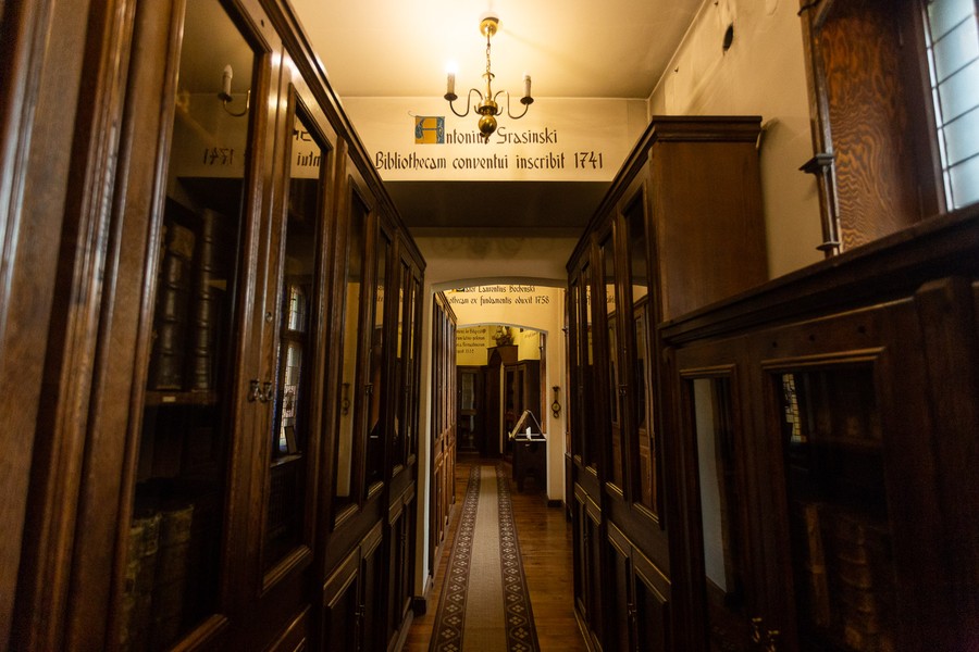 Zwiedzanie biblioteki bernardynów w Bydgoszczy, fot. Filip Kowalkowski