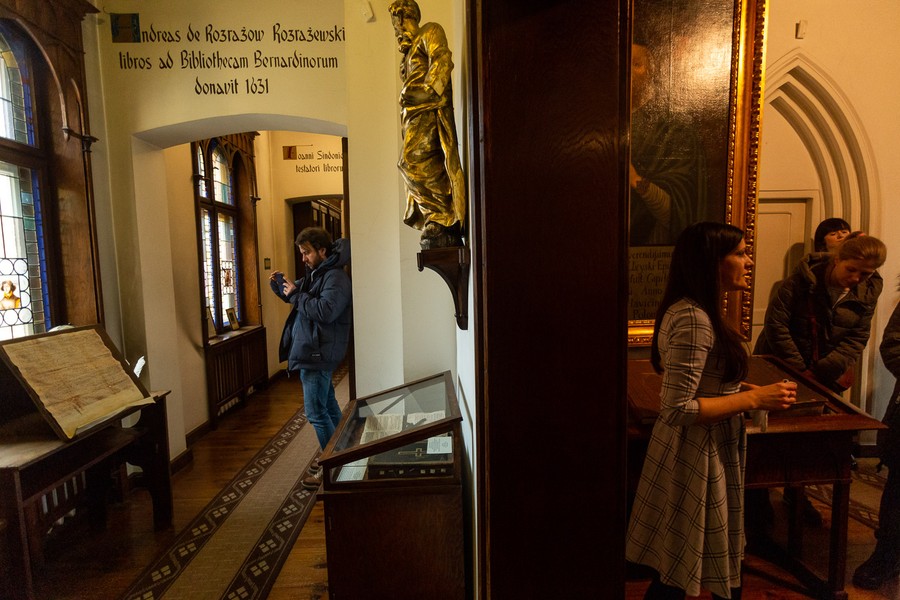 Zwiedzanie biblioteki bernardynów w Bydgoszczy, fot. Filip Kowalkowski