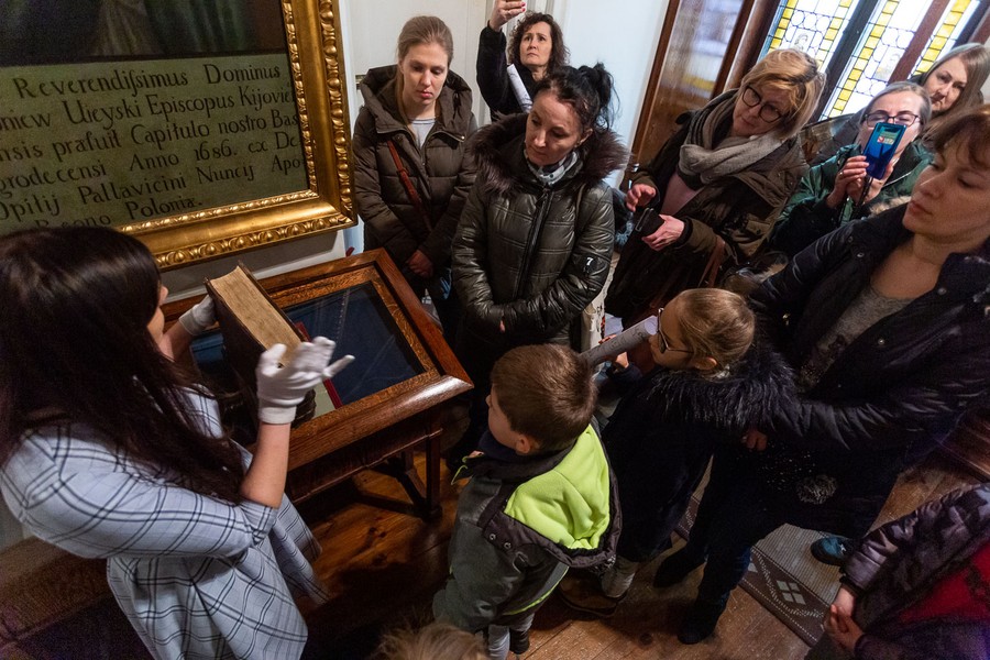 Zwiedzanie biblioteki bernardynów w Bydgoszczy, fot. Filip Kowalkowski
