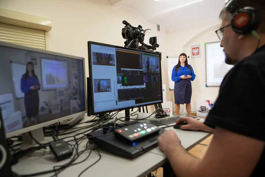 Pierwszą lekcję online przeprowadziła polonistka z X LO w Toruniu Jolanta Serocka, fot. Mikołaj Kuras dla UMWKP