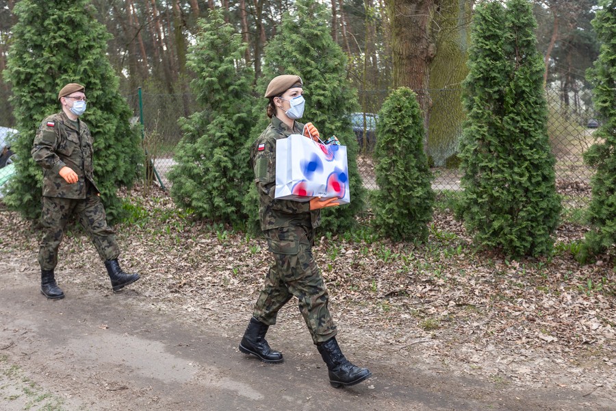 W ramach akcji przekażemy łącznie 350 paczek, fot. Szymon Zdziebło tarantoga.pl dla UMWKP