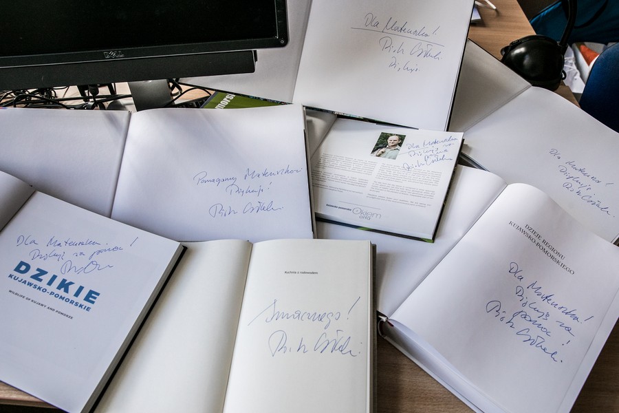 Przedmioty przekazane na licytację przez marszałka Piotra Całbeckiego, fot. Andrzej Goiński